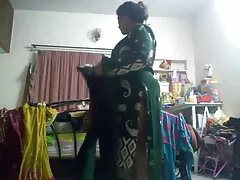 एक बड़े गधे बीएफ सेक्सी मूवी फुल एचडी के साथ चिकी सोफे पर एक वेबकैम के सामने हस्तमैथुन करती है