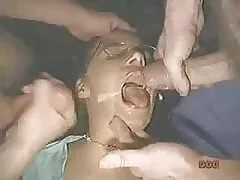 Nympho शीर्ष पर एक फुल सेक्स फिल्म महिला की मुद्रा में एक रूममेट के साथ चुदाई करता है
