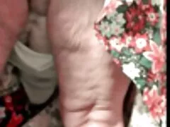 स्कीनी गुड़िया एक सफेद सोफे पर पैरों और हाथों से पड़ोसी के लिंग को झटके देती है इंग्लिश सेक्सी पिक्चर फुल मूवी