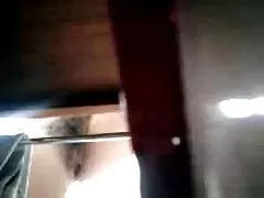 हरे रंग की टी-शर्ट में एशियाई महिला अपने साथी सेक्सी पिक्चर फुल वीडियो में के लिंग को अपने पैरों से सहलाती है