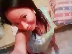 एक सेक्सी फिल्म फुल एचडी अंग्रेजी लड़का अपने बेडरूम में स्टॉकिंग्स में एक चालीस वर्षीय गोरा को चोदता है
